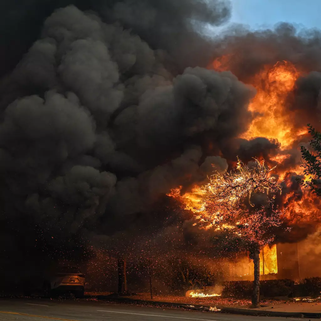 5 dead, more than 2,000 structures burned as new fire hits Hollywood Hills